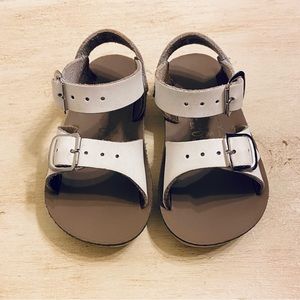 White Sea Wees size 4